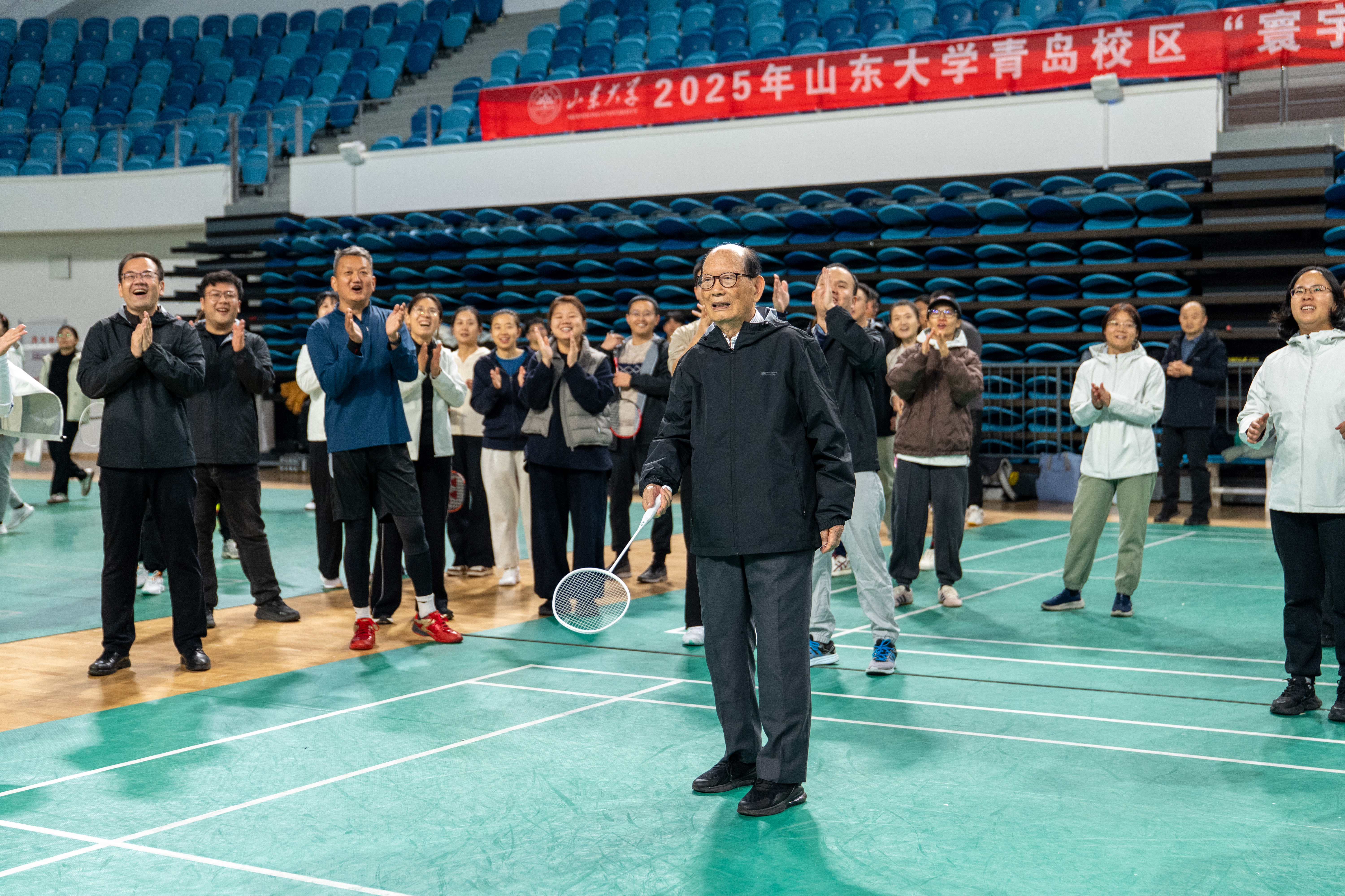 王文兴开球(建议用张真娣拍的).jpg
